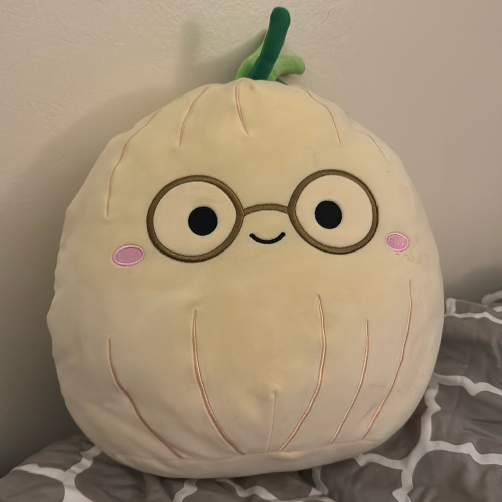 Onion squishmallow (name: Isolde)